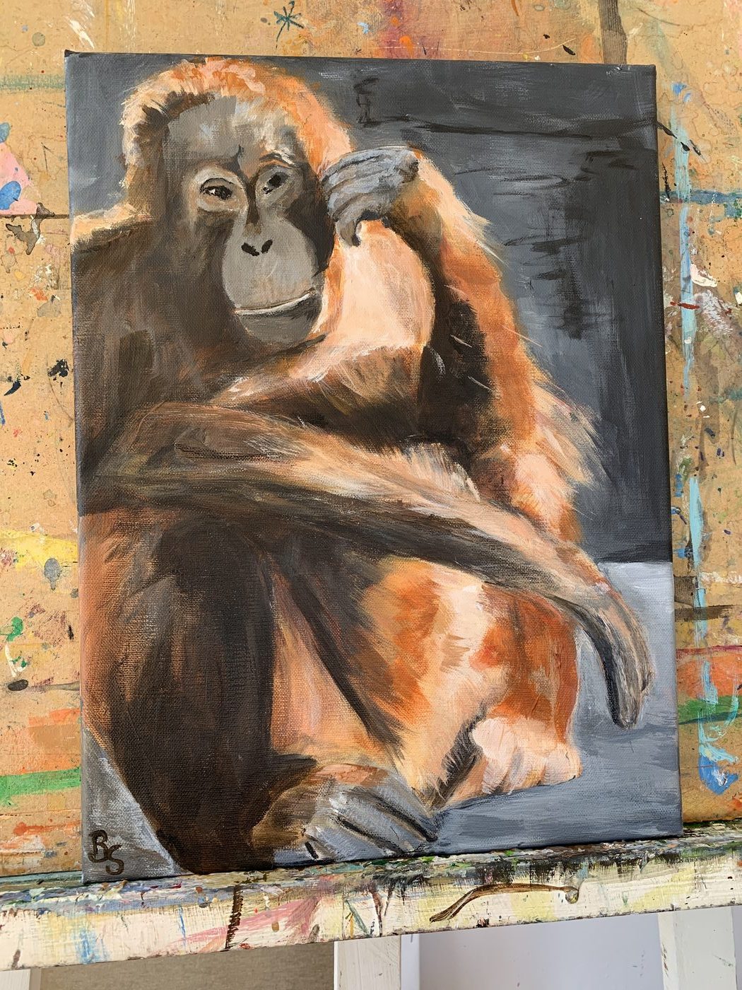 Acrylgemälde ‘Balu’ von Beate Schaefer – Affe in sitzender Haltung in warmen Tönen.