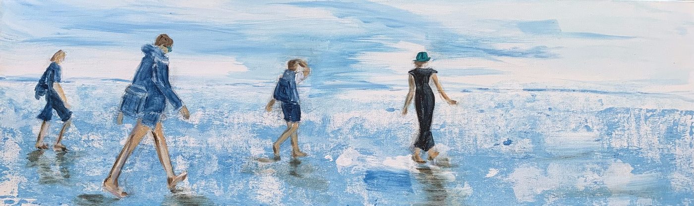 Acrylgemälde „Wattläufer“ von Beate Schaefer – Durch das Wattenmeer wandernde Personen in frischen Blau-Tönen